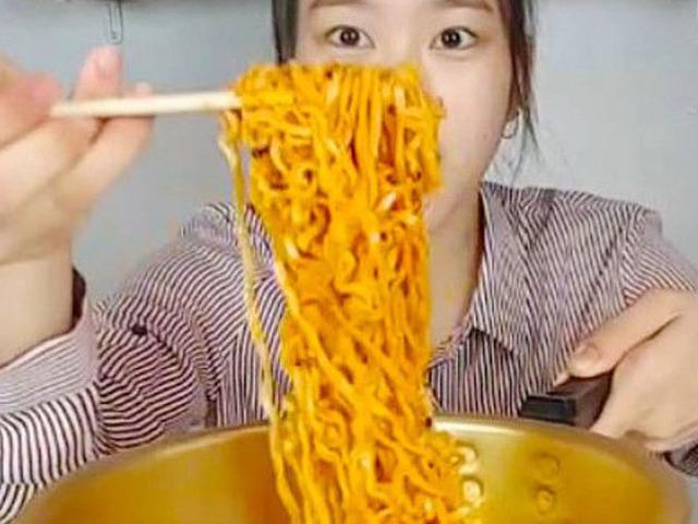 “문화<strong>충격</strong>” 한국인들 경악하게 만든 북한라면 속 재료