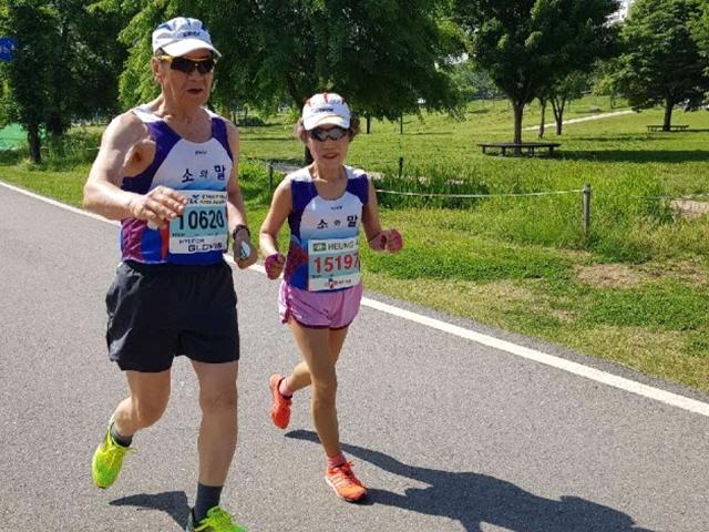 <strong>부부</strong>가 함께 100세까지 달린다…‘잉꼬 마라토너’의 사연[양종구의 100세 시대 건강법]