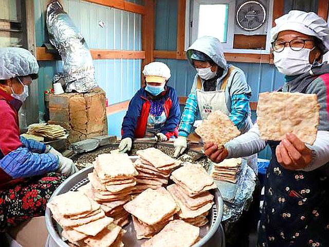 [방방곡곡 노포기행] 사흘 꼬박 전통을 구워내는 '자갈한과' 마을