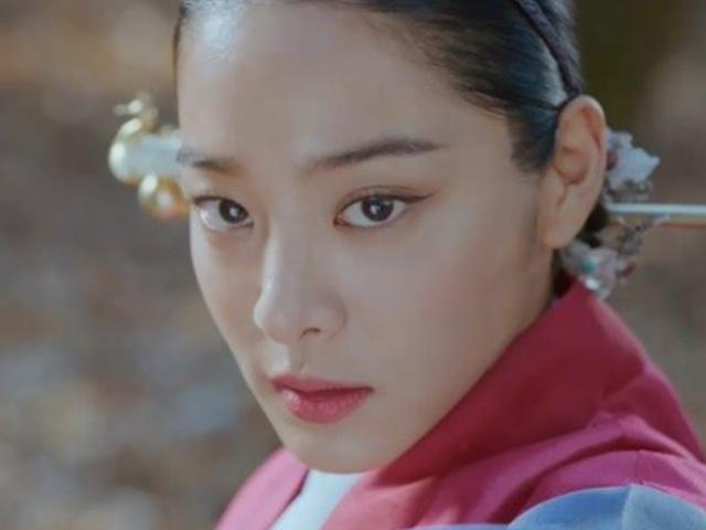 '<strong>철인왕후</strong>' 설인아, 선 넘는 흑화..중전 신혜선 머리에 활 쏘며 대립 시작