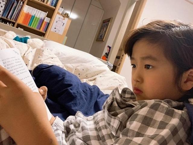 고지용 아들 승재, 영어로 <strong>동화책</strong> 읽는 중..의사 엄마 닮았나