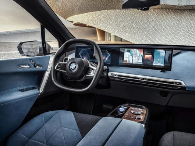 BMW 'iDrive', 자동차와 운전자를 연결하다