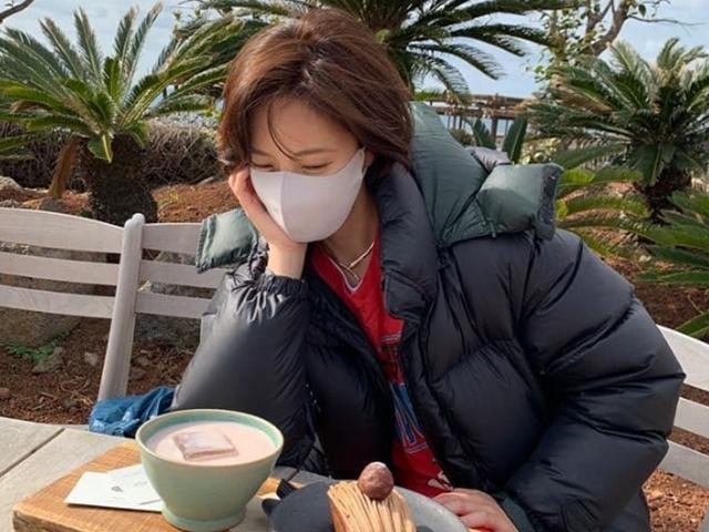 황정음, 이혼 5개월 만에 SNS 재개…반쪽 얼굴로 바다 힐링