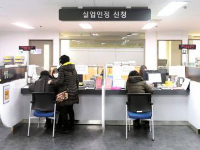 <strong>고용보험</strong>료 또 오른다…쌓인 돈 다 쓰고 적립금 '바닥'
