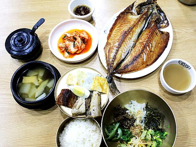 [강경록의 미식로드] '쓱쓱' 비벼 고기 한점 '딱'…거짓 부르는 맛