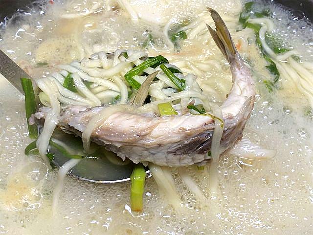 칼국수에 복 한 마리 조합… 시원한 국물이 별미[와인쟁이 이상황의 <strong>오늘 뭐</strong> <strong>먹지</strong>?]