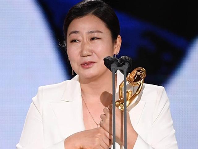 <strong>라미란</strong> "이게 무슨 일이고" 주연상 감격…송은이·김숙 "파티하자"