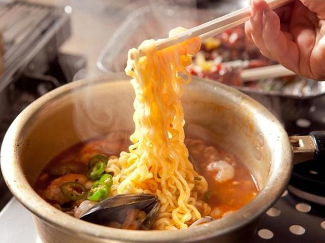 라면 <strong>칼로리</strong> 줄여 먹으려면…
