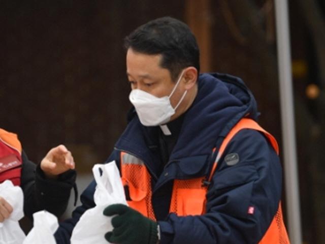 서울 한복판 ‘프란치스코’… “명동밥집 필요 없는 게 소망”