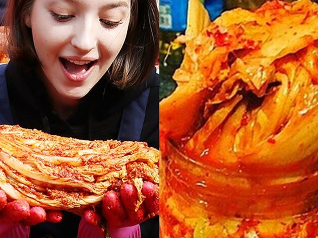외국인들이 한국 김치를 담그면 벌어지는 흔한 일.jpg