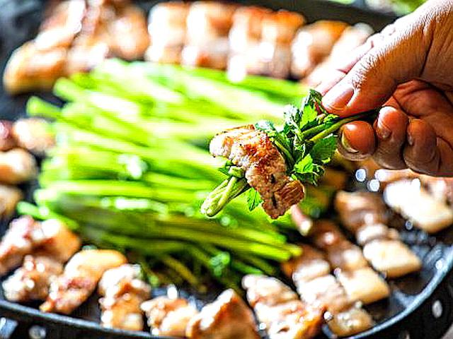 도르르 말아 삼겹살 얹어먹는 이 맛… 윤여정은 알까?