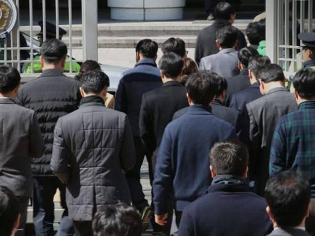 공무원들도 이직을 <strong>꿈</strong>꿀까?