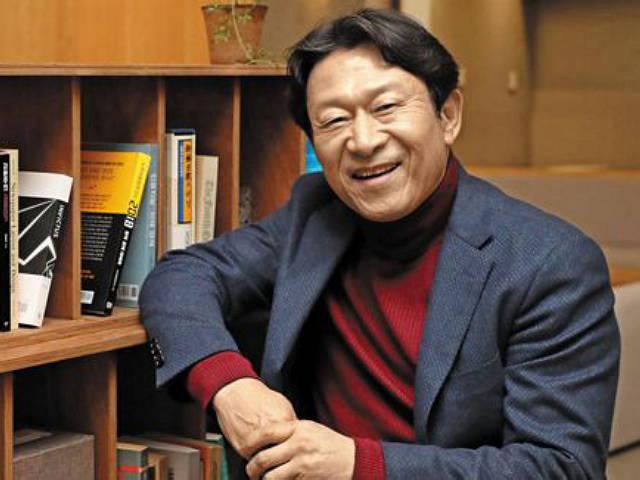 감초역 자청한 <strong>김응수</strong> “이제 겨우 60이지만, 버리는 맛을 알았다”