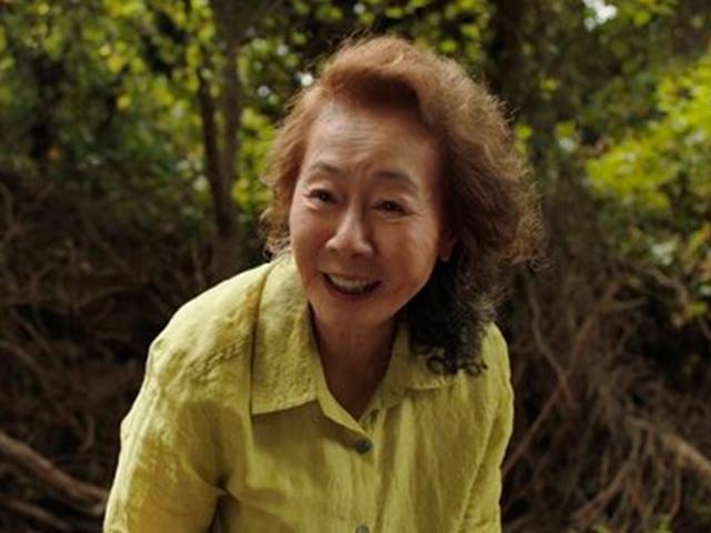 오스카 후보 윤여정 귀국 “벌써 수상한 기분…혼술 해야겠다”