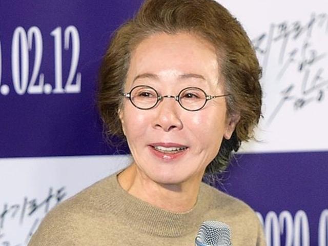 자가격리 중인 윤여정, 재치만점 오스카 후보 소감 "혼자 술 마셔야"
