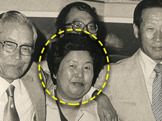 이병철 <strong>회장</strong>과 정주영 <strong>회장</strong>사이에 있는 여성, 누군가 했더니…