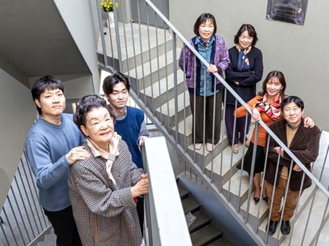 <strong>시인</strong>의 집에는 딸 셋, 사위 셋, 손자 셋이 산다