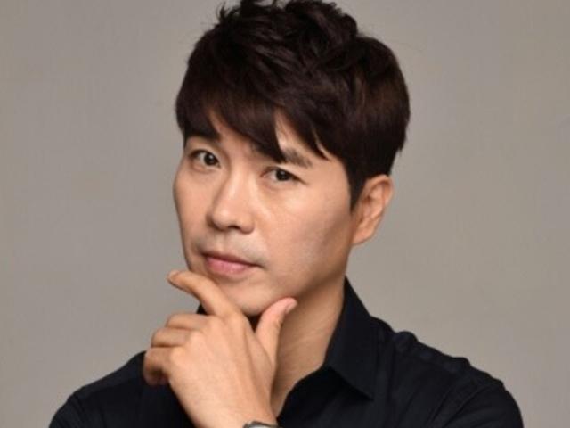 <strong>박수홍</strong>, <strong>친형</strong> <strong>고소</strong>...경찰 아닌 검찰에 한 이유