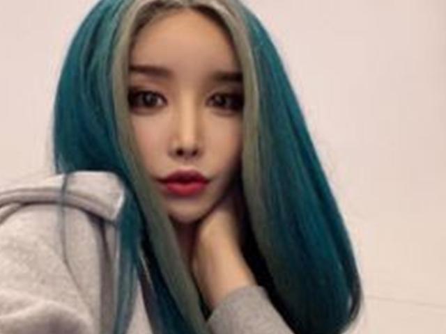 <strong>하리수</strong>, 성전환수술 전 고3 사진 공개…"父 간직하고 계셔"