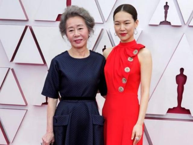 <strong>윤여정</strong>의 아우라…블랙드레스 입고 오스카 레드카펫 섰다
