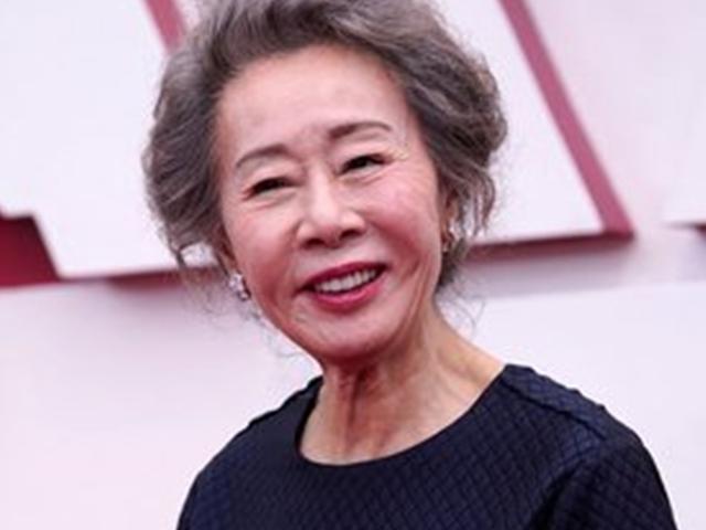 트로피 쥐고 브래드 피트 뼈 때렸다, 오스카 빵터진 <strong>윤여정</strong> 농담