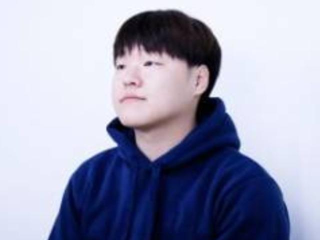 "말썽쟁이 댕댕이도 한 손으로 훈련할 수 있습니다"