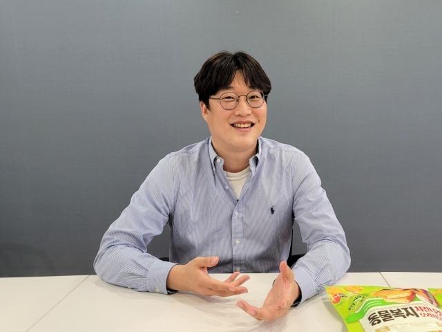 “<strong>동물복지</strong>, 결국 사람에게도 좋은 일”…풀무원 이정주 PM· 김기현 연구원