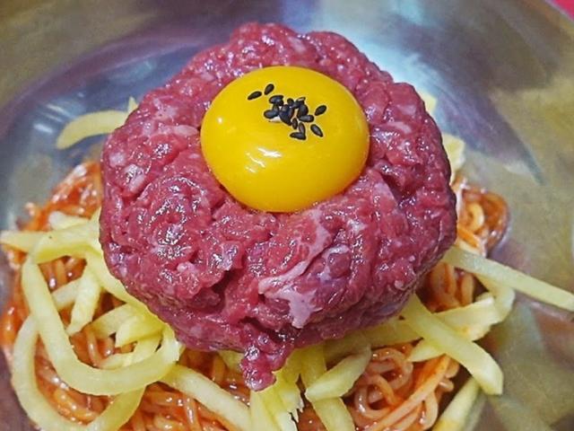 육회듬뿍! 8천원 육회 비빔라면