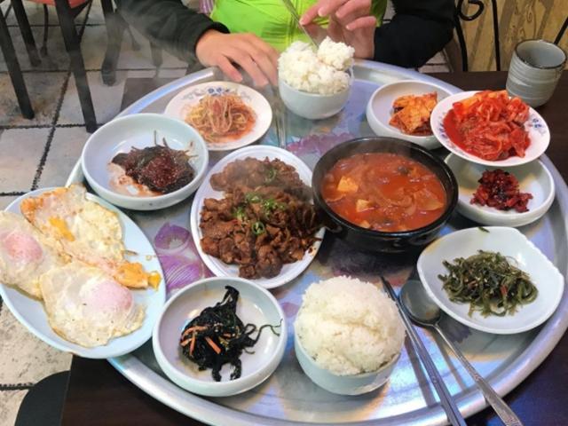밥 양 실화냐? 한 그릇 먹으면 두 끼는 굶어도 된다는 고봉밥 맛집