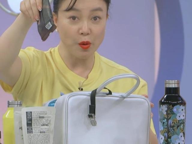 <strong>최화정</strong>이 늘 가방에 갖고 다닌다는 ‘건강 파우치’엔 무엇이 들었을까?