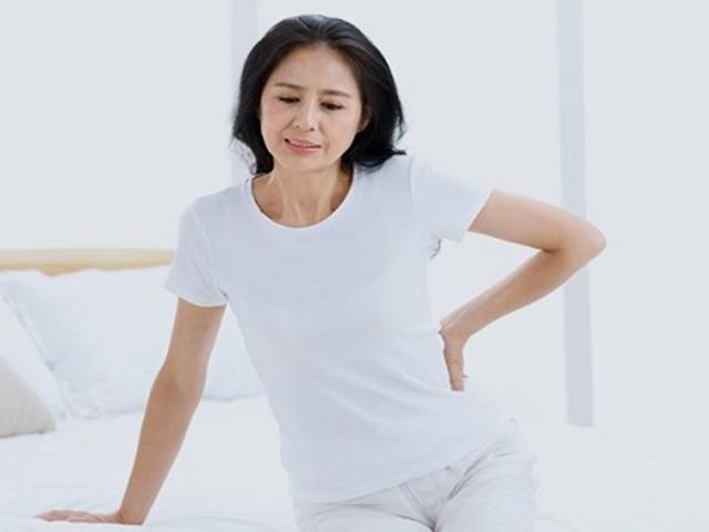 "허리 아프면, 바닥에서 자야 할까?"...의사들이 답했다