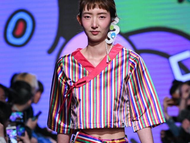 색동 스니커즈에 매듭으로 장식하고 보따리로 마무리!