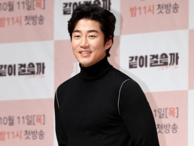 '결혼 발표' 윤계상, <strong>god</strong> 세번째 품절남됐다…멤버·팬들 하늘색 축하 물결 [종합]