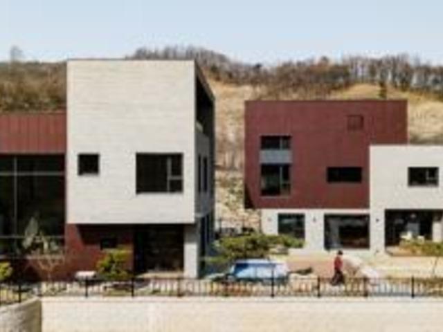 하나의 마당을 공유하는 두 채의 주택, 3대가 사는 집 ‘사각사각’