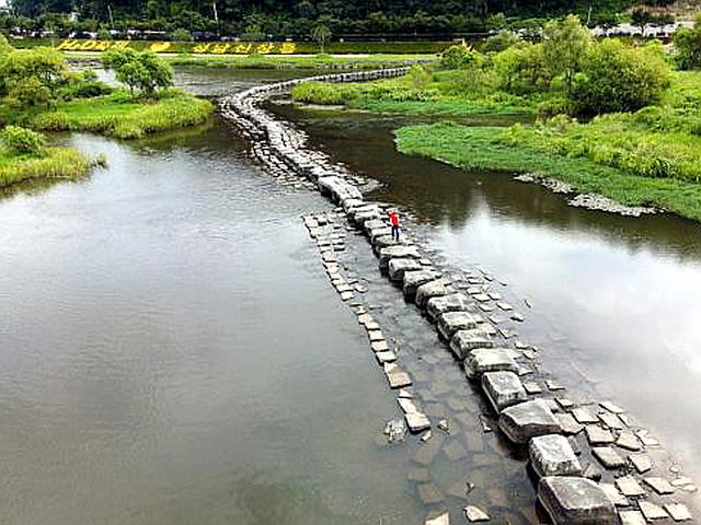 핏빛 여명, 삼색조화 산·숲·바다에 그려진 수채화