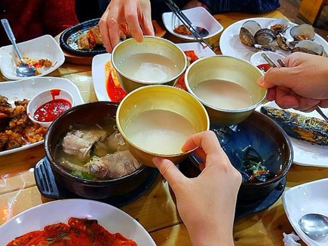 ‘끊임없이 나와요’ 만원짜리 한장으로 먹을 수 있는 상차림 수준