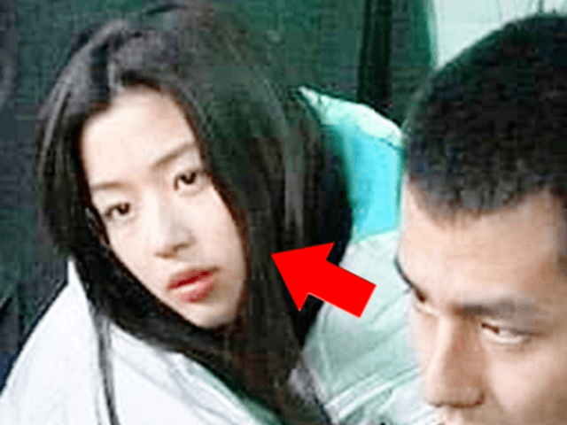 <strong>전지현</strong>이 ’23살 때’ 자다 일어나서 바로 찍은 화보 수준