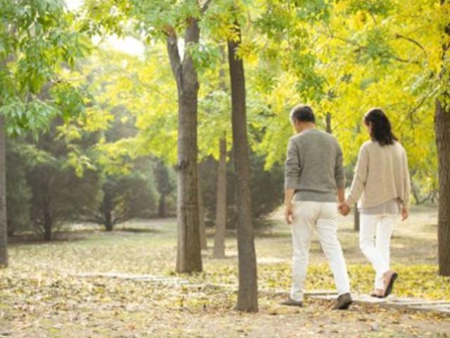 “중년, 하루 7000보 걸으면 조기사망 위험 최대 70%↓”