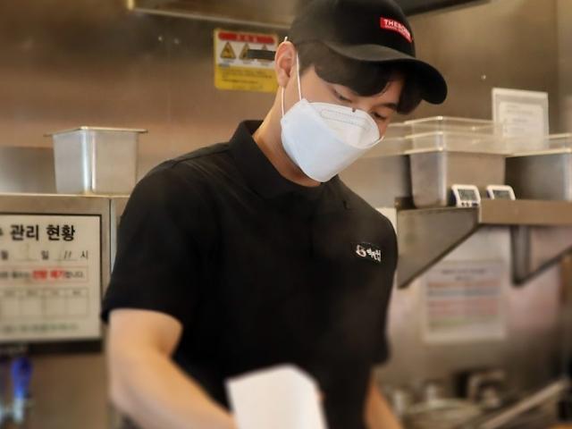 27살에 월 매출 5천 골인한 <strong>청년</strong> “축구화 벗고 장사에 목숨 걸었죠”