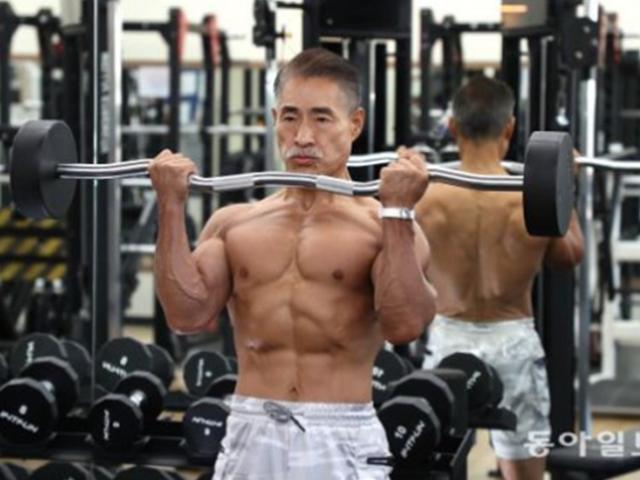환갑의 보디빌더 “근육 키우면 젊음도 돌아와…늦은 때는 없어”