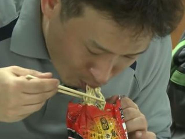 “커피믹스, 봉지로 절대 젓지 마세요”…<strong>뽀글이</strong> 라면은?