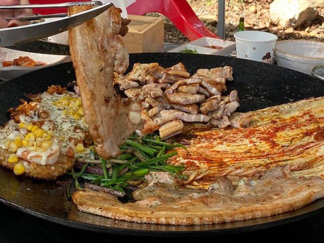 노릇하게 익은 고소한 풍미 솥뚜껑 삼겹살 맛집 5곳