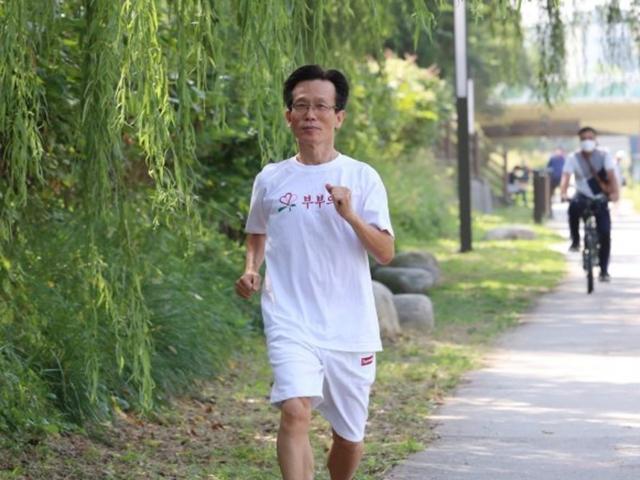 남편은 달리기 아내는 수영…권재도 목사의 부부 건강학
