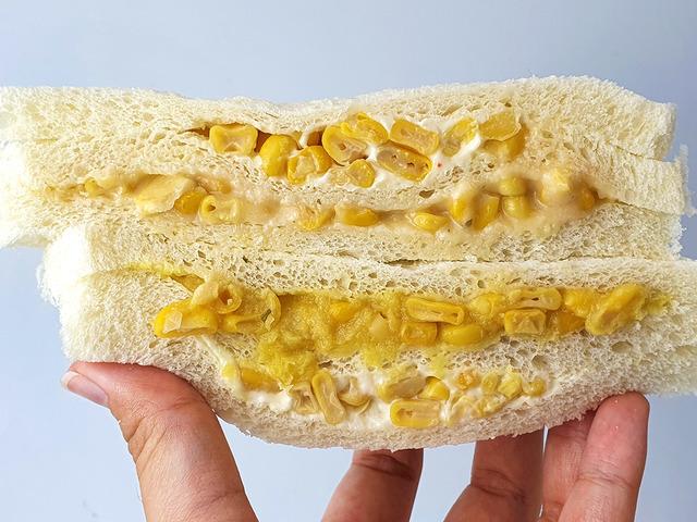 가을 맞아 야심 차게 준비했는데, 반응 갈린다는 신상 <strong>샌드위치</strong> 실물