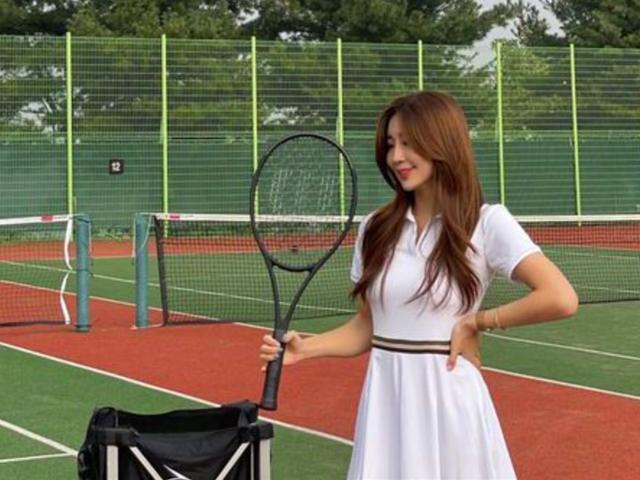 <strong>테니스</strong> 스커트 입고 인증샷... 2030 테린이들, 코트에 떴다