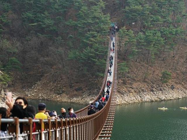 충주호의 아찔한 ‘<strong>출렁다리</strong>’ 건널까, 고요한 ‘잔도길’ 건널까