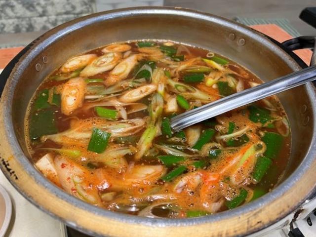 파 동동 두부탕에 겉절이…단순해도 특별한 맛