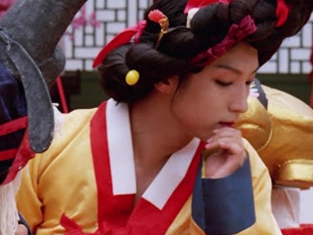 여주인공보다 이쁜 비주얼로 관객들 술렁이게 만든 여장한 배우 사진