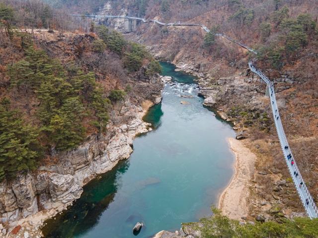 '출렁출렁 3.6㎞' 벼랑끝 잔도길···<strong>한국의</strong> 그랜드캐니언이 떴다