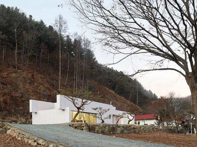 공중에 뜬 벽과 유리로 만든 <strong>투명</strong>한 세컨드 하우스